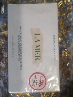 La Mer Soft Moisture Powder Foundation - White and Beige Packaging